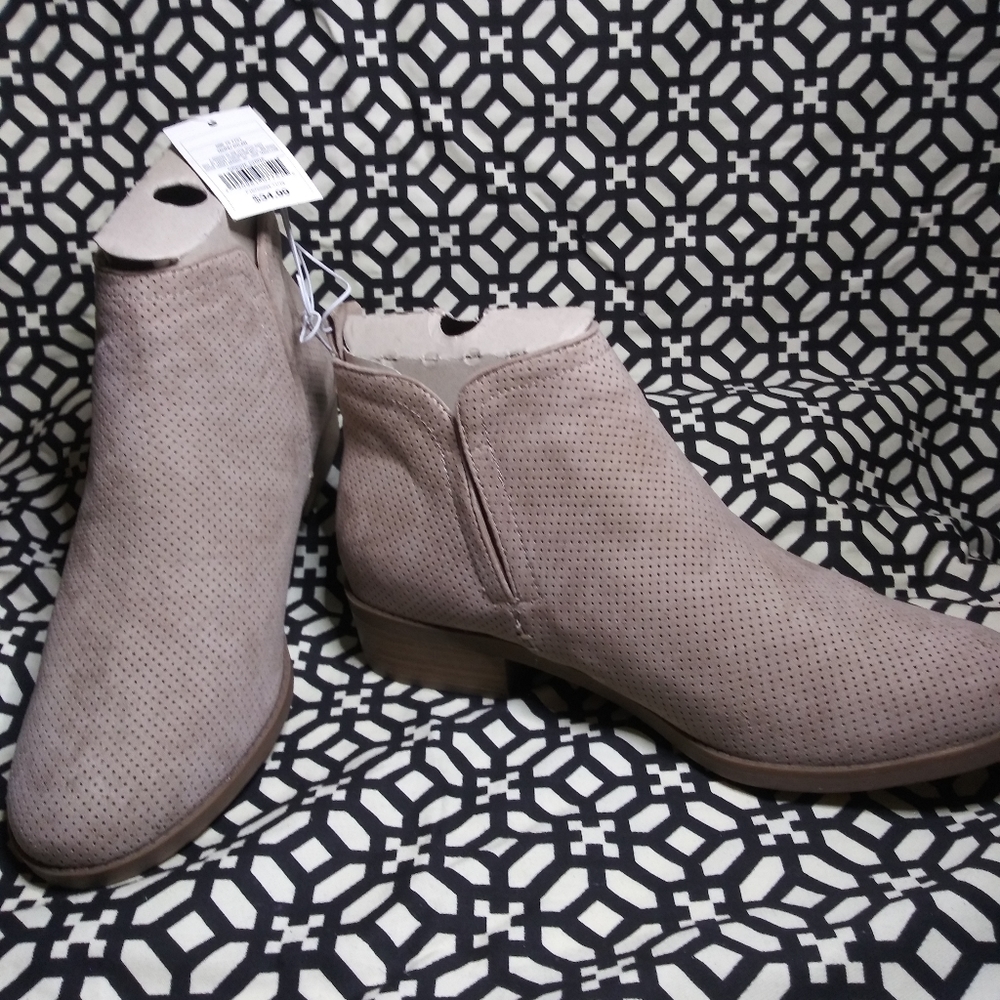 Boots - Picture 4 of 4